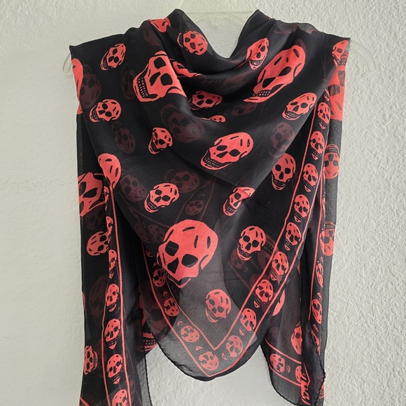 Alexander McQueen Accessories - Alexander McQueen Skull Silk Scarf Black Red